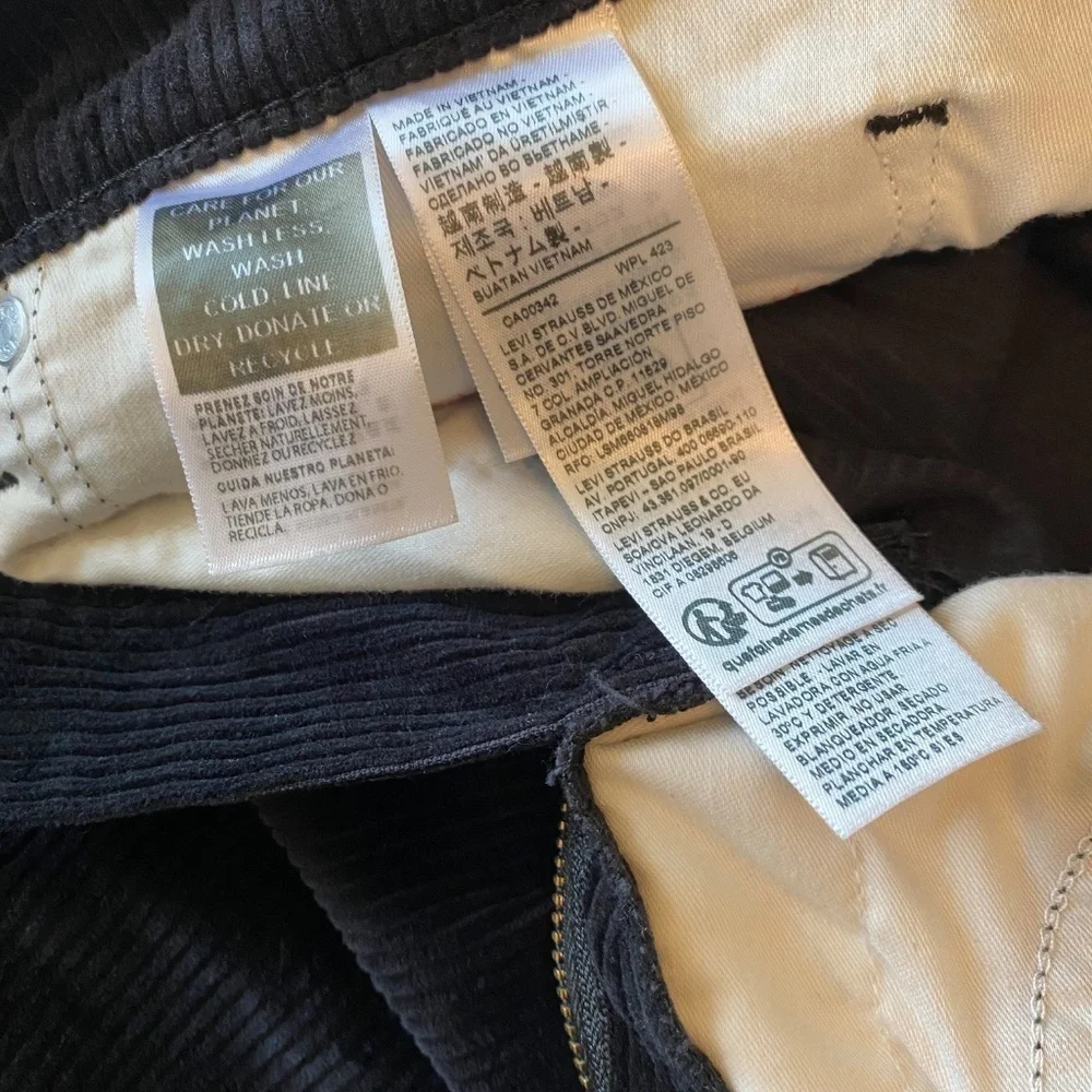 NWT Levi’s 315 Shaping Bootcut-Black Corduroy- 31x30‎